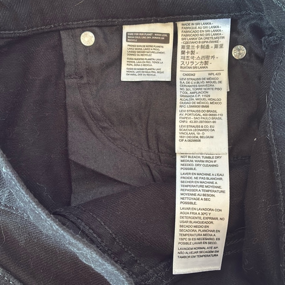 Levi's Mid-Length Cuffed Denim Jean Shorts Black Sz 26 Women’s - Picture 3 of 6